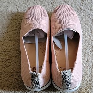 White mountain belief women's flat